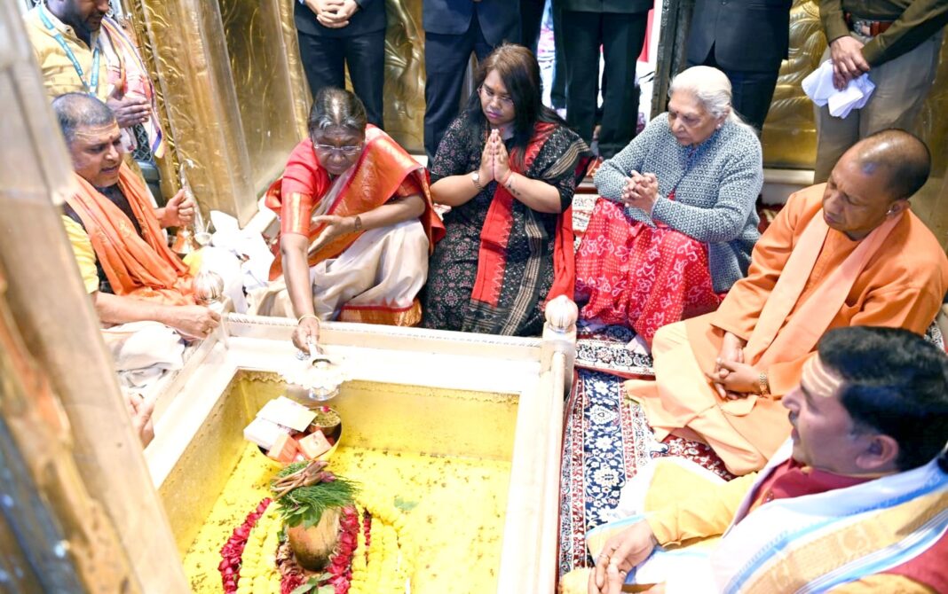 PREZ MURMU IN KASHI VISHVANATH TEMPLE