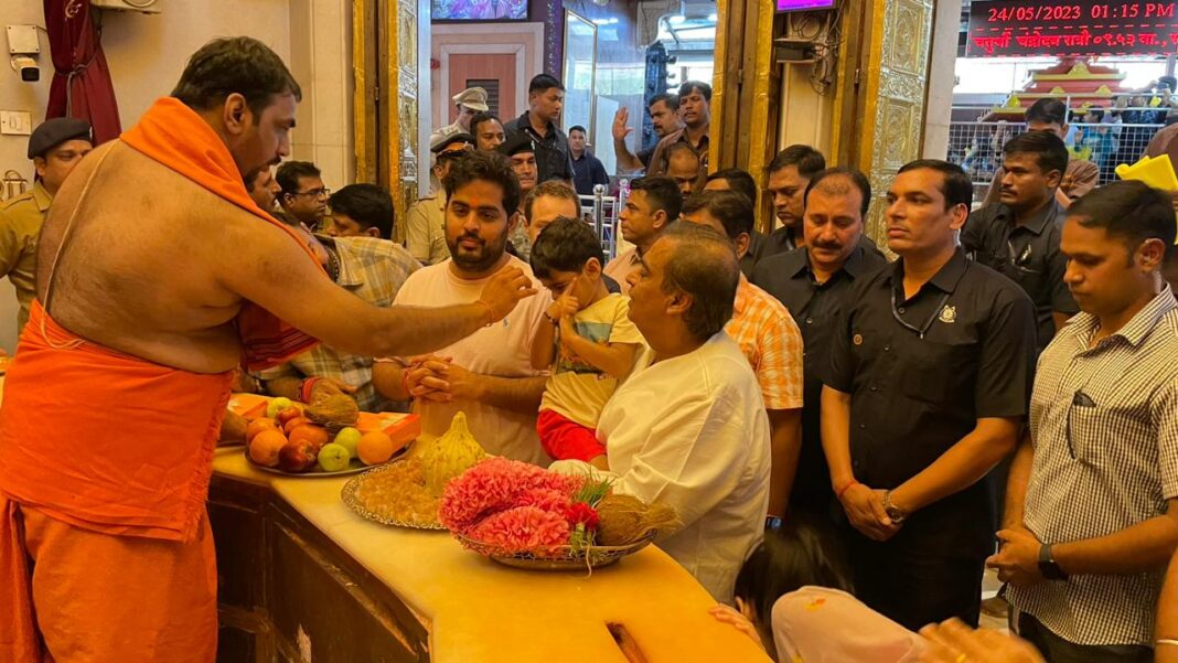 AMBANI FAMILY IN SIDDHI VINAYAK TEMPLE