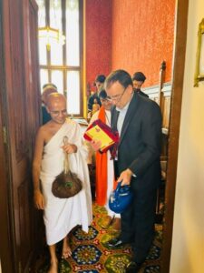 Parvsagarji Maharaj with Britain's Minister and MP Greath Thomas 