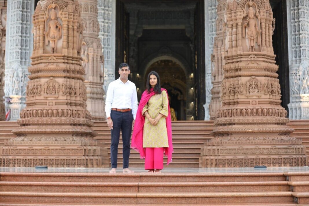 Rishi Sunak and his wife Akshata Murthy at Delhi's Akshardham temple.