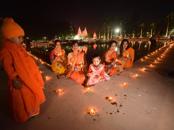Dev Deepawali Deep Dan