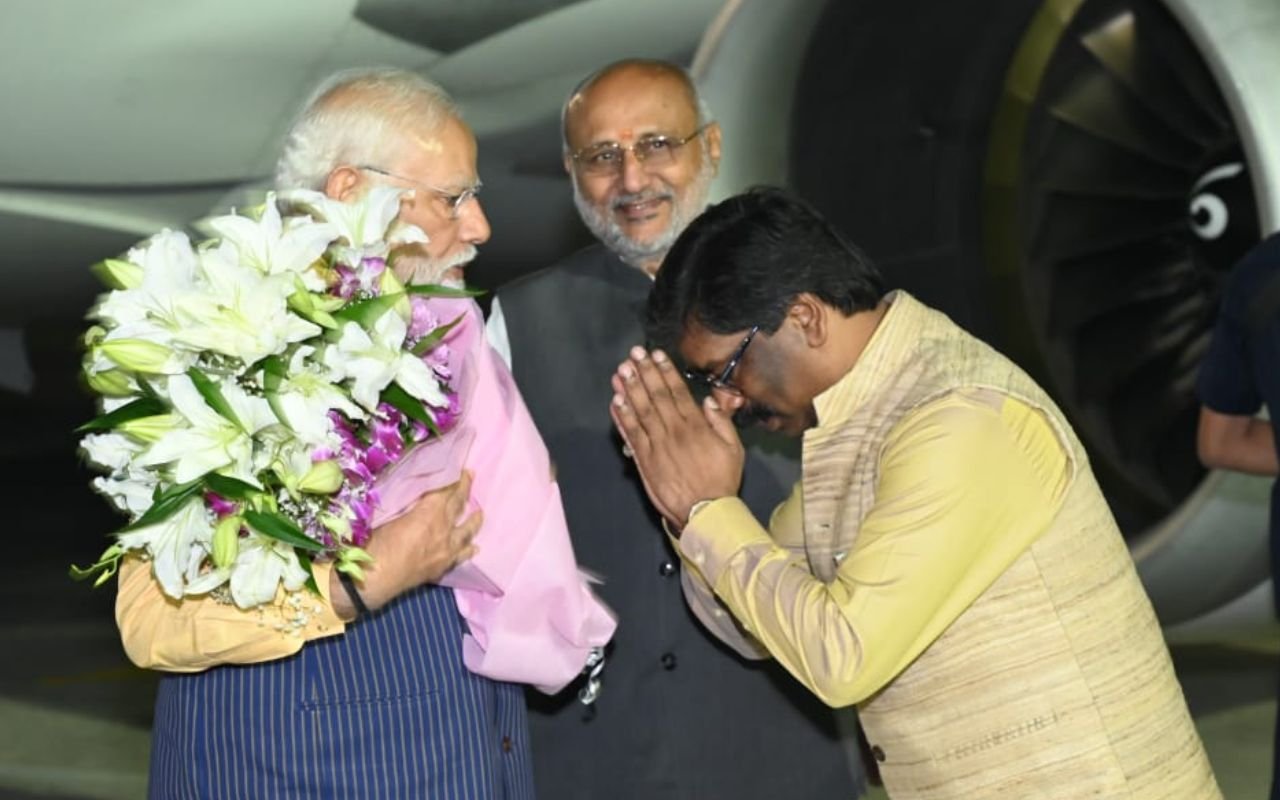 PM MODI REACHED RANCHI, HEMANT SOREN WELCOME PM MODI