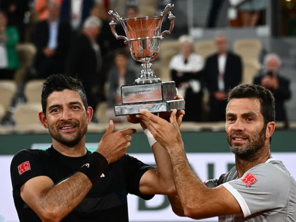 Netherlands' Jean Julier wins 2022 French Open doubles.