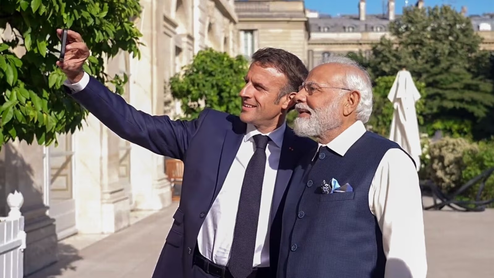 Emmanuel Macron: मैक्रों इस साल गणतंत्र दिवस के मौके पर मुख्य अतिथि होंगे. अपने दिन की शुरूआत मैक्रों जयपुर में आमेर किले से करेंगे. इसके बाद वह जंतर-मंतर जाएंगे