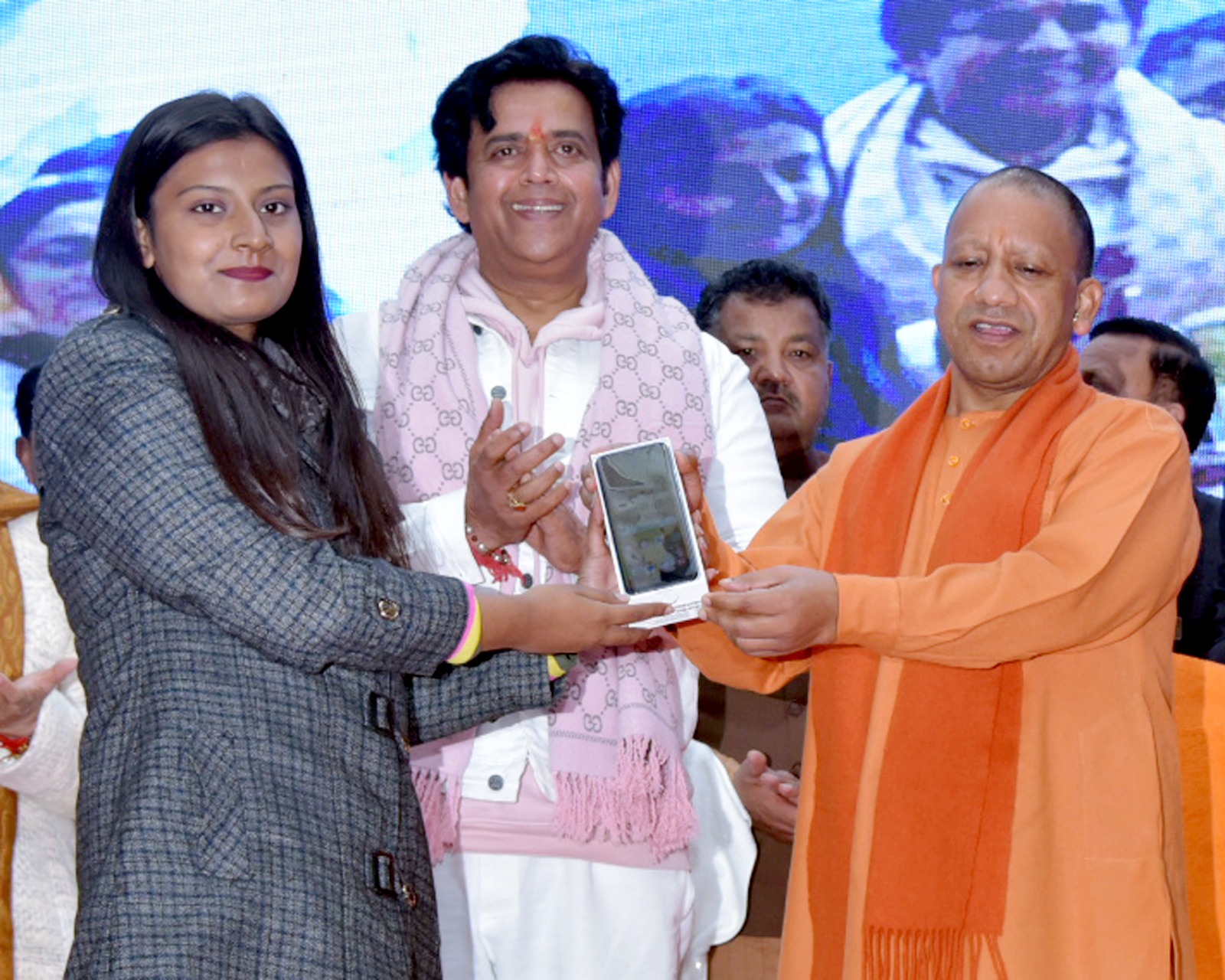 मुख्यमंत्री Yogi Adityanath- गोरखपुर के दीक्षा भवन में स्वामी विवेकानन्द युवा सशक्तीकरण योजना के अन्तर्गत लगभग 1000 छात्र-छात्राओं को स्मार्ट फोन वितरित किए।