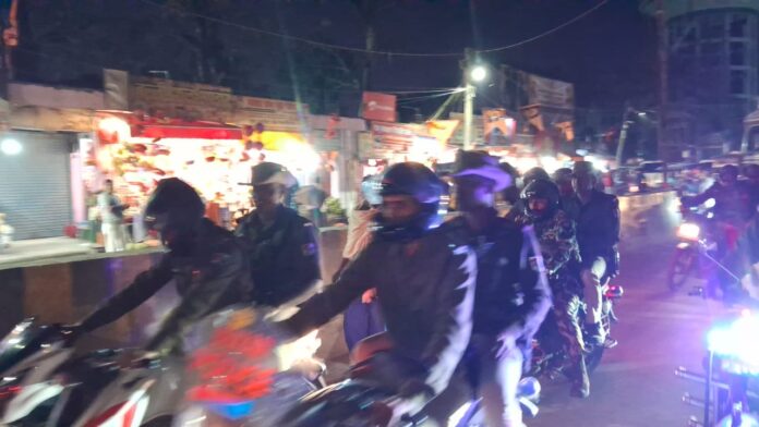 Buxar: फ्लैग मार्च महाशिवरात्रि का पर्व तथा आने वाले लोकसभा चुनाव को देखते हुए निकाला गया है Buxar: फ्लैग मार्च महाशिवरात्रि का पर्व तथा आने वाले लोकसभा चुनाव को देखते हुए निकाला गया है