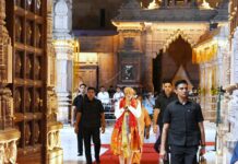 वाराणसी पहुंचे पीएम मोदी, बाबा काशी विश्वनाथ के किये दर्शन PM Modi in Varanasi