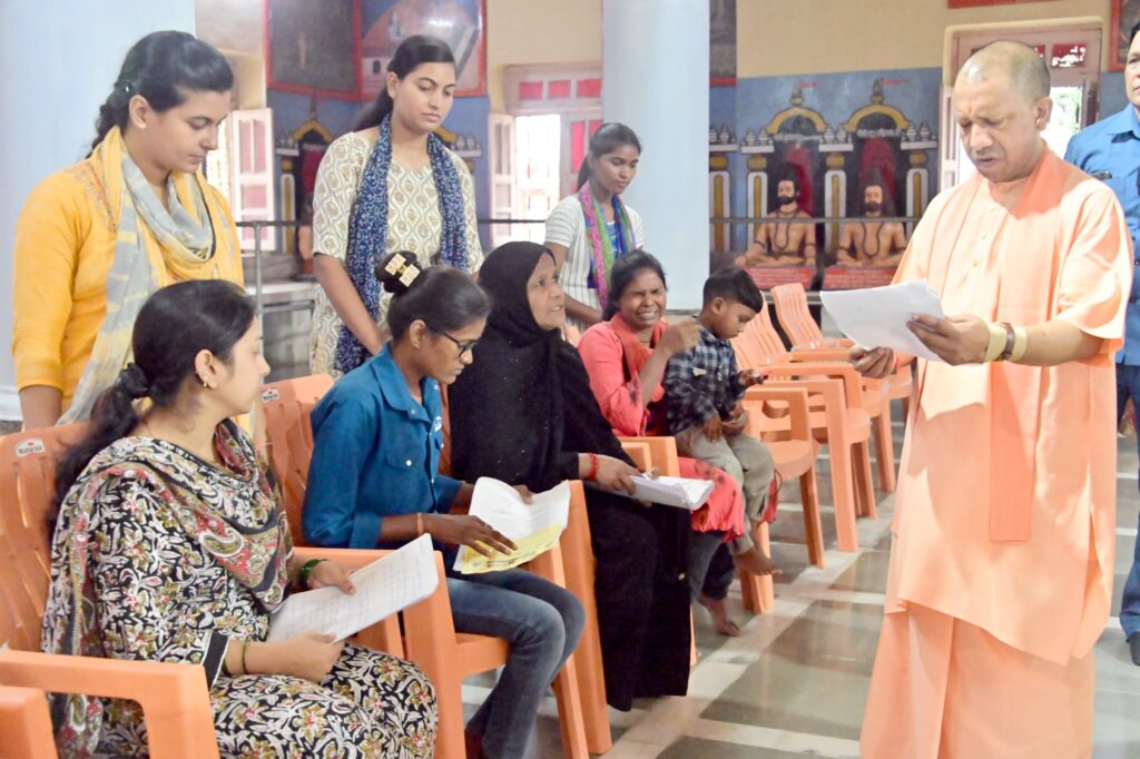 गोरखपुर में आम लोगों की समस्या सुनते सीएम योगी 