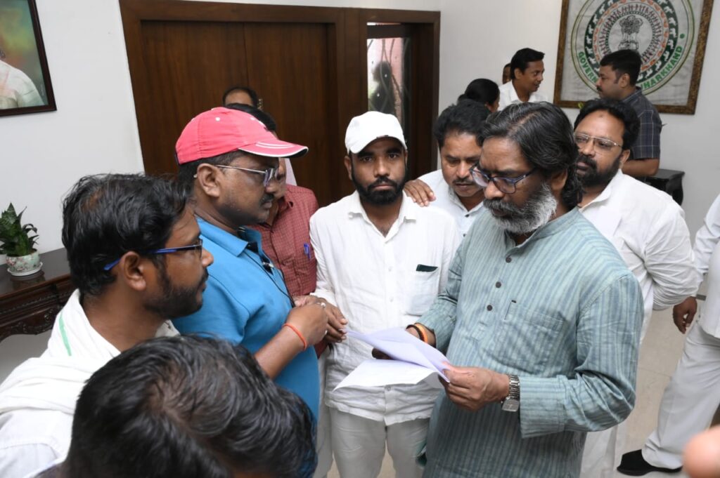 CM Hemnat Soren listening to the problems of the people in Kanke