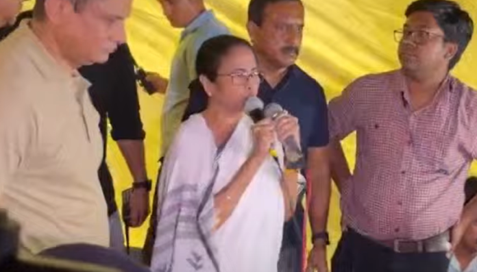 Mamata Banerjee reached the protest site Mamata Banerjee reached the protest site