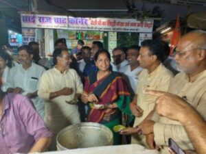 Upendra Kushwaha eating golgappas on the footpath with his wife, son and daughter-in-law.