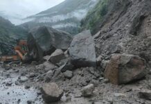 चलती कार पर मंडराया खतरा, बदरीनाथ हाईवे पर पहाड़ी से गिरा भारी बोल्डर Rishikesh-Badrinath Highway