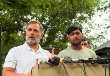 राहुल गांधी ने कैमरे पर स्टूडेंट के घाव दिखाए, दावा किया कि जंतर-मंतर पर प्रोटेस्ट के दौरान पेलेट गन का इस्तेमाल हुआ LoP RahulGandhi with Sahil, a student injured in police pellet firing during the protest on 20th July.