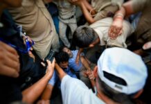 नेता विपक्ष राहुल गांधी के साथ पुलिस की बदसलूकी, पीएम आवास के सामने से जबरन हटाए गए प्रियंका, अखिलेश समेत विपक्ष के सभी नेता Rahul Gandhi manhandled by delhi police