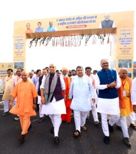 रोड प्रोजेक्ट की समीक्षा करते सीएम योगी,केंद्रीय मंत्री नितिन गडकरी और रक्षा मंत्री राजनाथ सिंह
