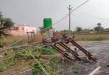 तेज आंधी ने मचाई तबाही, खंभे-तार टूटने से सीतापुर अंधेरे में डूबा