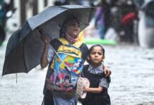 पिथौरागढ़ में मौसम की मार, सड़कें बंद और स्कूल छुट्टी से अनजान रहे छात्र