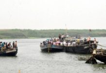 गंगा की तेज धारा बनी काल, मजदूरों से भरी नाव पलटी; SDRF ने संभाला मोर्चा