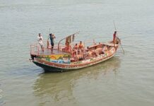 गंगा में पलटी मजदूरों से भरी नाव, 18 लोग थे सवार; छह अब भी लापता