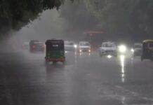 दिल्ली-NCR में बारिश का दौर शुरू, काले बादलों से छाया अंधेरा; कई इलाके प्रभावित
